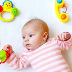 بازی با نوزاد 3 تا 6 ماهه